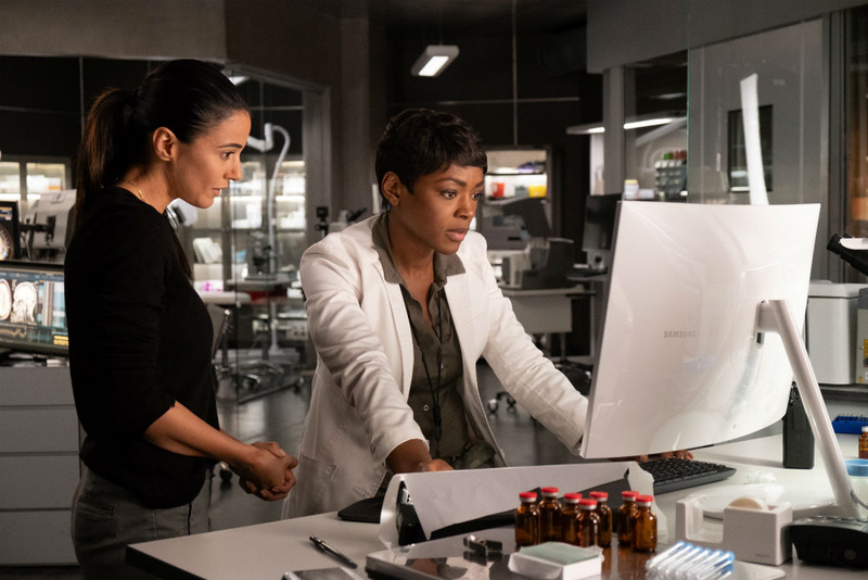 Lila (Emmanuelle Chriqui) and Dr. Sykes (Caroline Chikezie) work frantically on the cure.